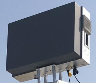 15-kilometrowy radar dozorowania naziemnego składający się z tablicy radarowej i skrzynki kontrolnej dystrybucji zasilania